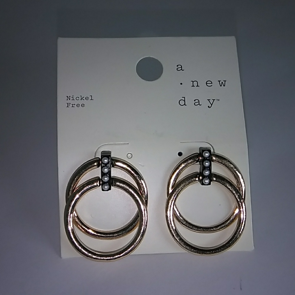 Earings - Picture 2 of 3